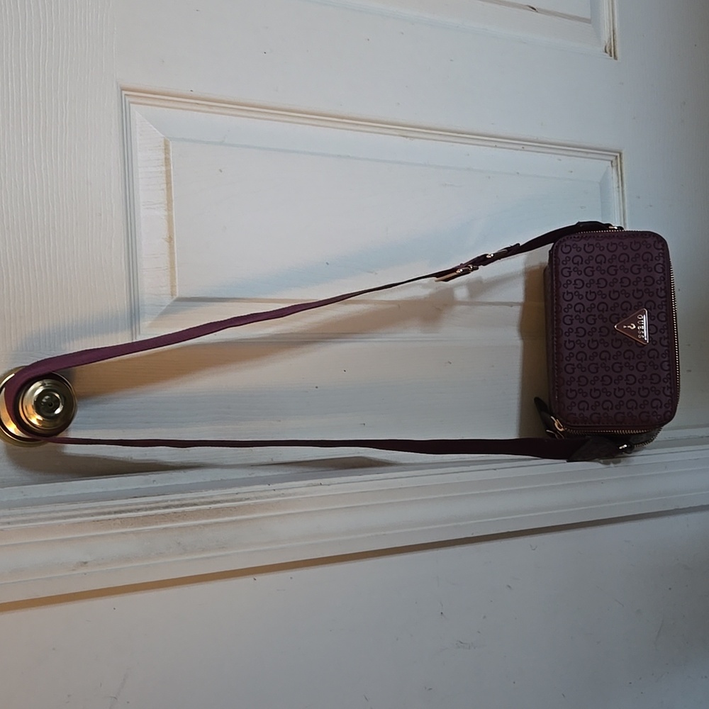 Guess crossbody in purple with strap